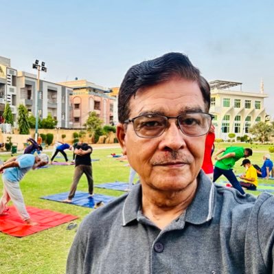 Believes in humanity hate Pakistani Elites who ruined this country. Yoga my passion.