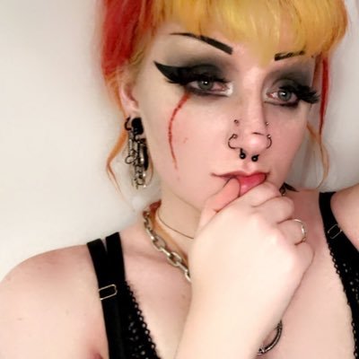 Antifa-ACAB-Abolitionist🔥 NO TERFs🚫Bartender 👻 Vanity. Art. Body modifications. Cats. FIRE AND BLOOD. she/her