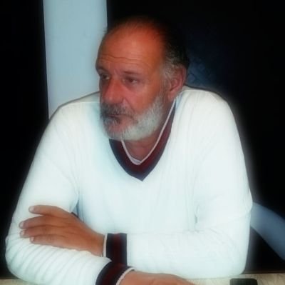 مصري... اسكندراني.. اهلاوي.
أحب الصالحين، ولست منهم.
(الكلمة نور، وبعض الكلمات قبور).
عزلتي.. فنجان قهوتي..سيجارتي.
البحر عشقي.... 
مهندس... ديكور.