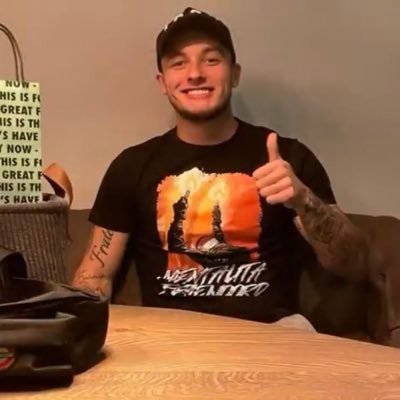 jk_frfc's profile picture. Niet links en niet rechts maar in het midden. Geen middenvelder