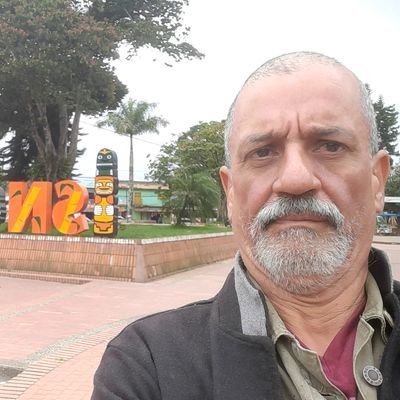 Eduardo Pérez. licenciado en comunicación social, escritor, artesano, artista plástico