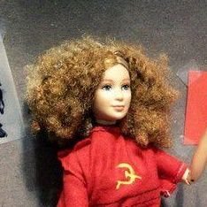 Esta Barbie socializa los medios de producción