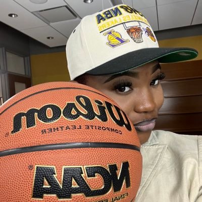 Multimedia journalist | Sports gal. | IU alumna | Founder of @WeAreBWIS| I'm pretty dope 💐...