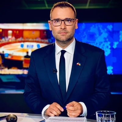 I'm a news anchor and reporter based in Warsaw, Poland. // Dziennikarz, czasem tłumacz, trzykrotny maratończyk. Nie dyskutuję z agresywnymi anonimami.