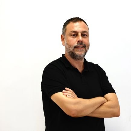 Periodista. 25 años en medios y gabinetes. Ahora en @DiarioSUR (jhmadrazo@diariosur.es) Padre X2. Cántabro. Antes voz y guitarra en @luxmalaga