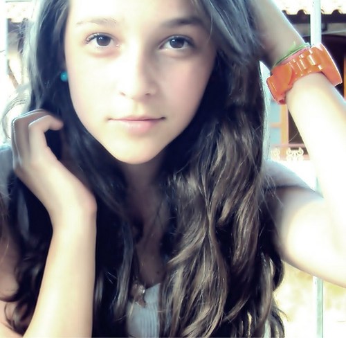 14 anos,Taurina, Boba, Ciumenta, Desastrada,  Apaixonada por fotografia,
 chocolate , Música ,
Ser feliiz *-*