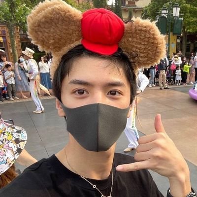 cahelilyy's profile picture. she/her