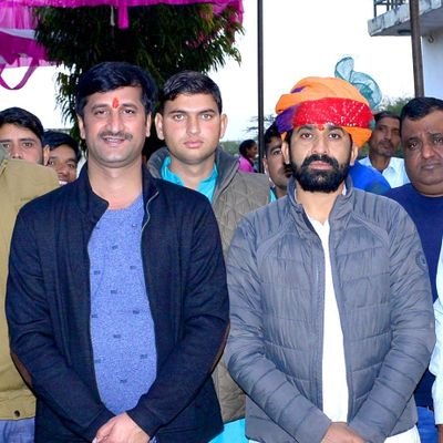 किस्मत धोखे भले ही देती है,
लेकिन जब साथ देती है तो ज़िन्दगी बदल देती है!!