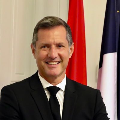 Maire de Valence et au service des Valentinois depuis mars 2014.