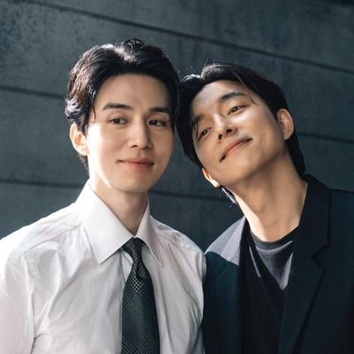 Gosto de falar sobre doramas, sou lenta pra ficar por dentro das fofocas da dramaland e comento sobre o pau dos atores SIM 🔞