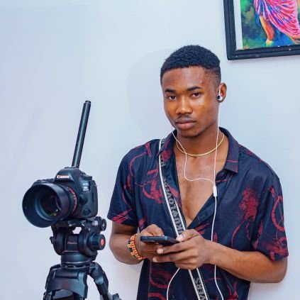 Am a cinematographer//photographer//videographer//blogger//promoter//content creator//musical artist