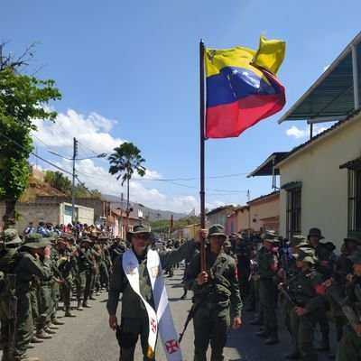 Sacerdote Católico y Teniente Coronel de la Aviación Militar de Venezuela: Sacerdote cattolico e Tenente Colonnello dell'areonautica militare.