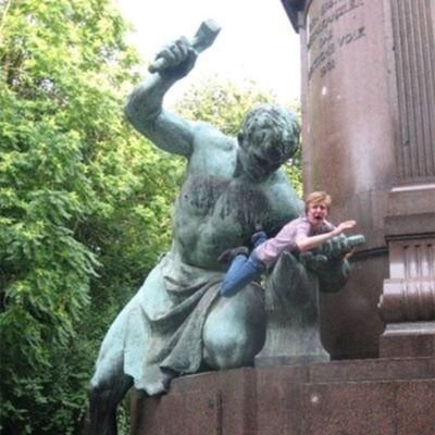A place for photos and videos of people having epic fun with statues 😄