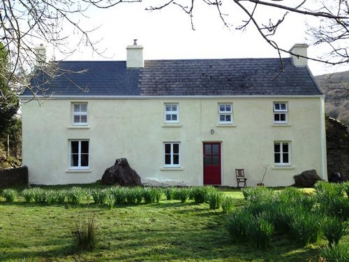 Nestled in the stunning Ring of Kerry, Dereenaraig is an oasis of tranquility.