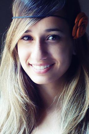Você pode me ver do jeito q quiser
Eu não vou fazer esforço pra te contrariar
De tantas mil maneiras q eu posso ser
Estou certa q uma delas vai te agradar(8)
