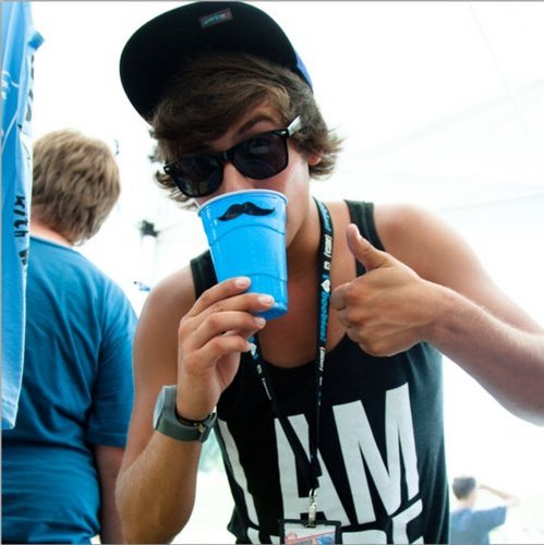 foshofake's profile picture. im derek, but you can call me derek. if you want you can call me derek, all my friends do. (im a girl in RL)