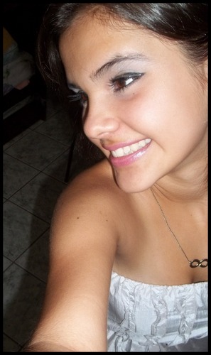 Eu erro. Eu amo. Eu choro. Eu brinco. Eu sorrio. Eu tenho defeitos. Eu tenho qualidades. Eu minto. Eu não sou perfeita =)