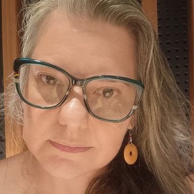 Psicanalista, Corinthiana, Trabalhadora da Saúde e Professora. Esse perfil defende o SUS em suas diretrizes e princípios.