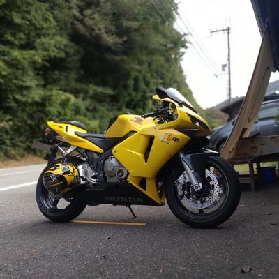 CBR600RR_yellow's profile picture. ABSのついていないバイクに乗っています🏍️
浜松生まれ 北米からの帰国子女 CBR600RR('03) 黄色い子 
最後に話しかけられたのは『この色は全塗ですか？』でした(純正色です！) 爆速ツーリングマシンを目指して🙂
