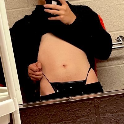 mdni, 18, gender queer, needs money and attention lol, i mean if this works well enough ig Ill be a porn star instead of a paleontologist lol