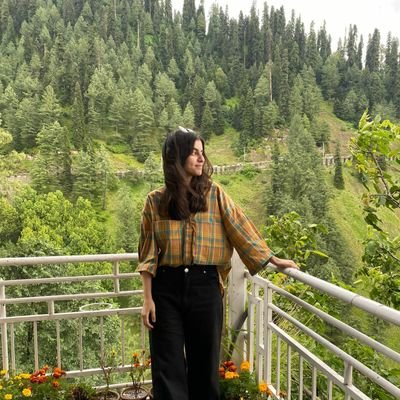 MoazamaB's profile picture. Existing for poetry / kemu'24