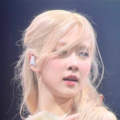 ezassi_'s profile picture. normal fan account