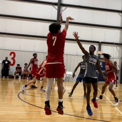 2025 | 6’1 Guard | Von Steuben HS | 3.2 GPA