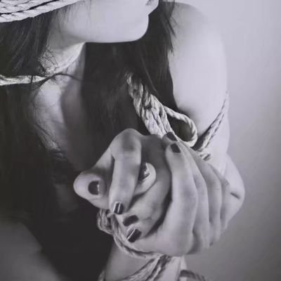 BDSM…胶…恋物…可绑可调,所发均原创,不接推广,⚠️本人没有任何网站链接🔗
QQ: 3679015943 VX私信,有门槛
勇敢,是一种会“上瘾”的力量感,而这份力量感让我在BDSM中感受到了极致的生命活力……🌸🍑🦋