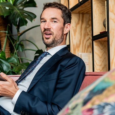 KenLCG's profile picture. Executive Director @EPDeu. Co-founder @eudemocracyhub #democracy #alternatives #thelongrun 

The man who knows something knows he knows nothing at all