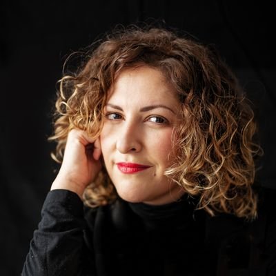 Periodista y escritora. Directora de @enlazadosch. Autora de Las semillas del silencio, Pi&Palala y Lorenzo tiene superpoderes. Viajera y hedonista incansable.