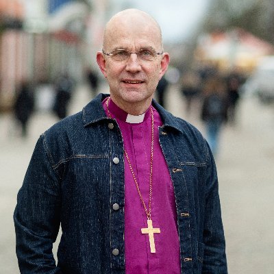 Biskop i Växjö stift. Brinner för levande gudstjänster, ungas plats i kyrkan och modig diakoni. Intresserad av samhällsfrågor, litteratur och musik. Sporttokig.