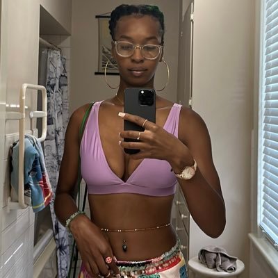 kamania3's profile picture. •Creative•Sapiosexual•Queer•Island Gyal