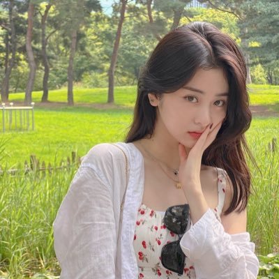 𝓗er Aura is made of poetry, roses and galaxies. 𝓗𝓾𝓱 𝓨𝓾𝓷𝓳𝓲𝓷 ☄. *. ⋆