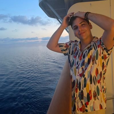 A veces me acuerdo que tengo Twitter y me da por pasarme a saludar. IG: @xaviberru
