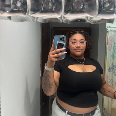 itsanyari_'s profile picture. if you know me, no you don’t 💋