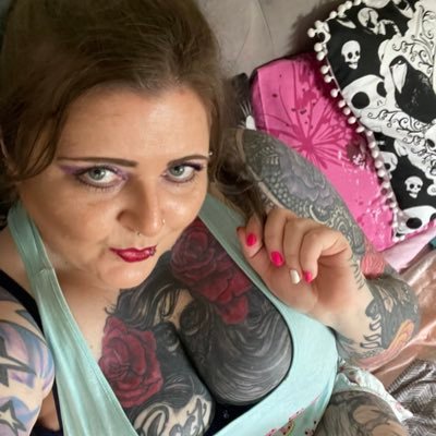 I love tattoos, cats, WWE & AEW! Oh & I’m a badass endo warrior bitch 🎗