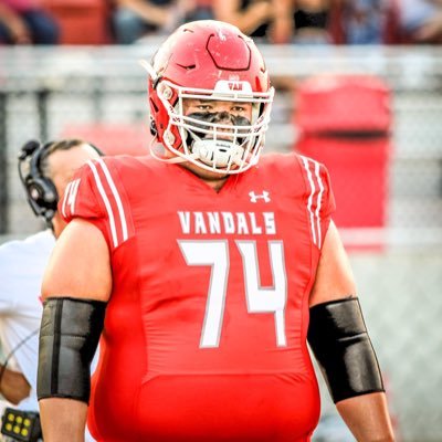 6’2 335lbs 2024 RG Van Vandals 🏈 2x TWSA All State. First team all District 22-23. District Newcomer of the Year 21. Bench 450, Clean 315, Squat 600. 3.8 GPA