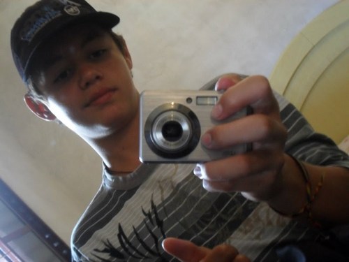 Sou Scorpião, Gosto de Coca-cola, chocolate, Doritos, Curto da rolle com os leek  .. soo Torcedor roxo pelo S.P.F.C :D