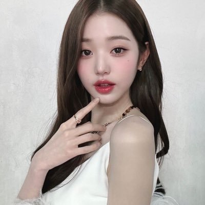 wngyoungxj's profile picture. “Your are you, and me are me” -wonyoung 🧸🎀