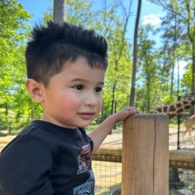 manuelleiva329's profile picture. 👻