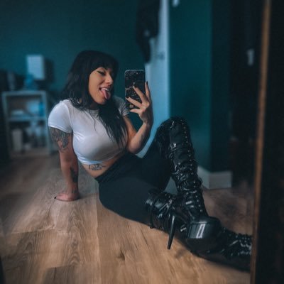32 𐕣 canadian ⛧ 18+ only 𐕣 adult content creator ⛧ cosplay/kink/fetish friendly 𐕣 follow my link and come find me