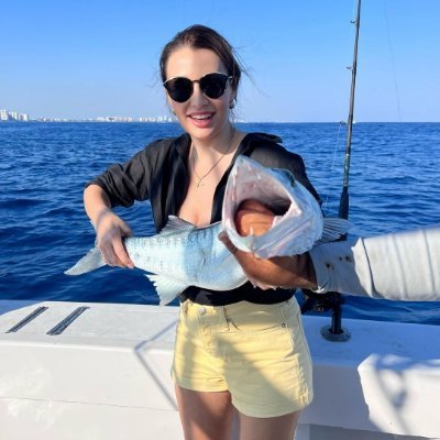 ClaireFranny8's profile picture. A creative and passionate fashion designer from Miami, dedicated to creating unique and personalized fashion pieces.