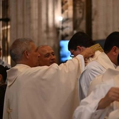 Sacerdote en @Archisevilla1. «'Quédate con nosotros, porque atardece y el día va de caída'. Y entró para quedarse con ellos» (Lc 24, 29).🙏❤️‍🔥