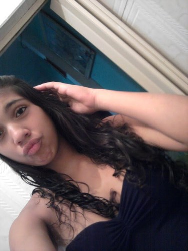 éн . .
αquelα meniiniinнaa cresceu '
　　αmαdureceu e αprendeu α ver o mundo
　　　com outros olнos*