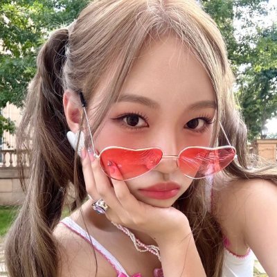 𝐏𝐨𝐭𝐫𝐚𝐲𝐞𝐝. @RocketPunch's little fairy with a breathtaking smile. Once you start staring at her face you will be hushed and attracted. (2003)