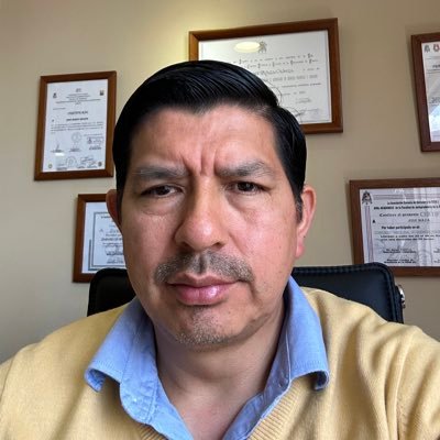 Abogado, Especialista en Derecho Penal, Magister en Derecho Penal, Especialista en Derecho Constitucional, todas por la UASB, y Doctorando en Derecho Penal (UBA