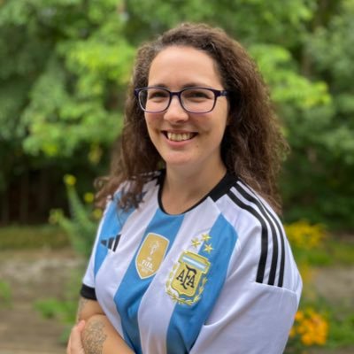 she/her/ella 🇦🇷 | asst. prof. @kzoochem | co-founder @JAWSchem | synthetic chemistry + photophysics | cats, books & slow-running | banner: @OliviaMC_PhD
