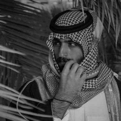 لاتتمسك بعقلِك دائِماً الحياة ليست عقلانيِة ولاتُفكر بقلبك دائماً الحياة لاتهتم بالعاطفة فقط كُن إنِساناً لايقف على قدمٍ واحده..ء♥️