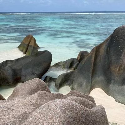 ex HDJ   Tente de faire aimer le droit à ses élèves ........je dis bien ..tente !
Seychelles