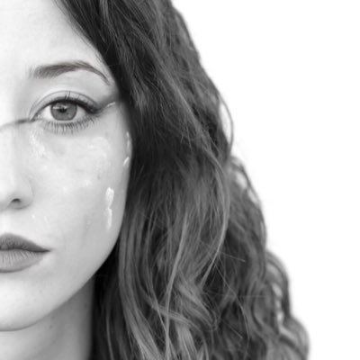 carlacayuelas's profile picture. Es cuando miras al cielo que la noche se detiene a enamorarse.